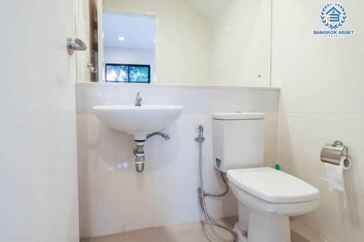 *****ทาวน์โฮมมือสองย่านนนทบุรี ม.บ้านกลางเมือง รัตนาธิเบศร์ หลังมุม! เนื้อที่ 25.6 ตร.ว. ฟังก์ชัน 3 ห้องนอน 3 ห้องน้ำ 2 ที่จอดรถ แถมฟรี! 4 เครื่องปรับอากาศ บ้านหันทิศเนือ บนทำเลเยี่ยม ใกล้รถไฟฟ้าสายสีม่วง "สถานีแยกนนทบุรี 1" เพียง 10 นาที